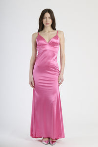 Outfit con abito fuxia lungo, perfetto per un look seducente e di grande impatto.