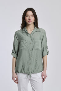 Camicia colore militare da donna con una linea dritta, che valorizza la silhouette.