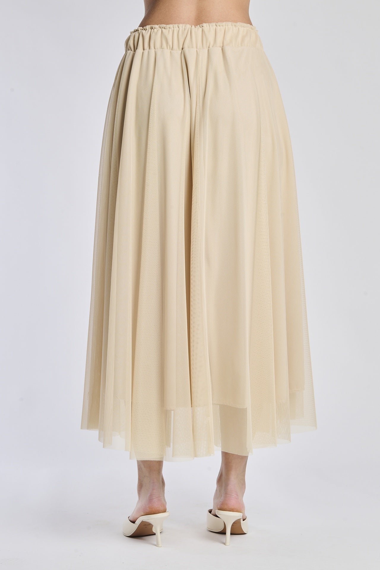 Gonna midi beige in tulle trasparente, perfetta per occasioni stilose.