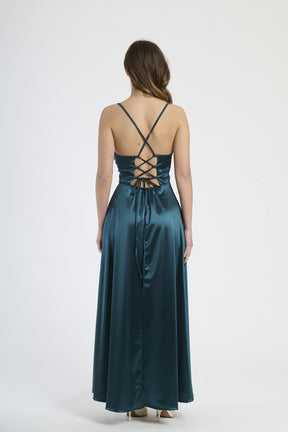 Vestito fresco verde.S in raso, taglio maxi con spalline sottili, ideale per eventi estivi.