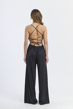 Combinazione nera, top a fascia e pantaloni larghi, sgargiante, per serate notturne