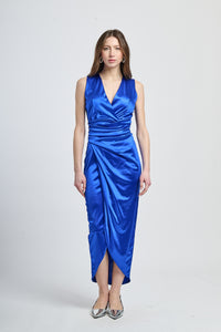 Abito bluette in raso rinfrescante, scollo a V profondo e falda con fessura