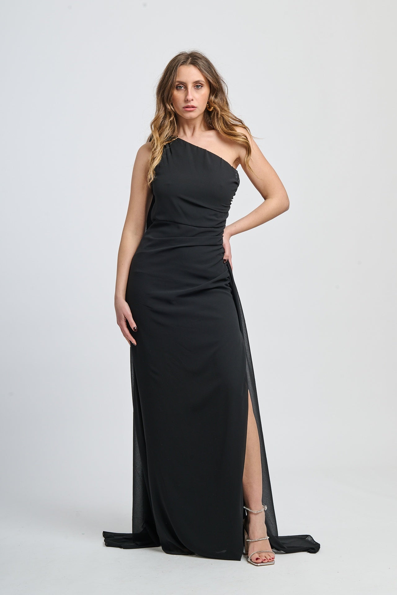Abito elegante nero, drappato, spalla unica, ideale per cerimonie o feste.