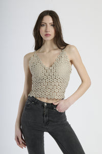 Top cropped beige a uncinetto, con scollatura a V e bretelle sottili, stile bohemien.