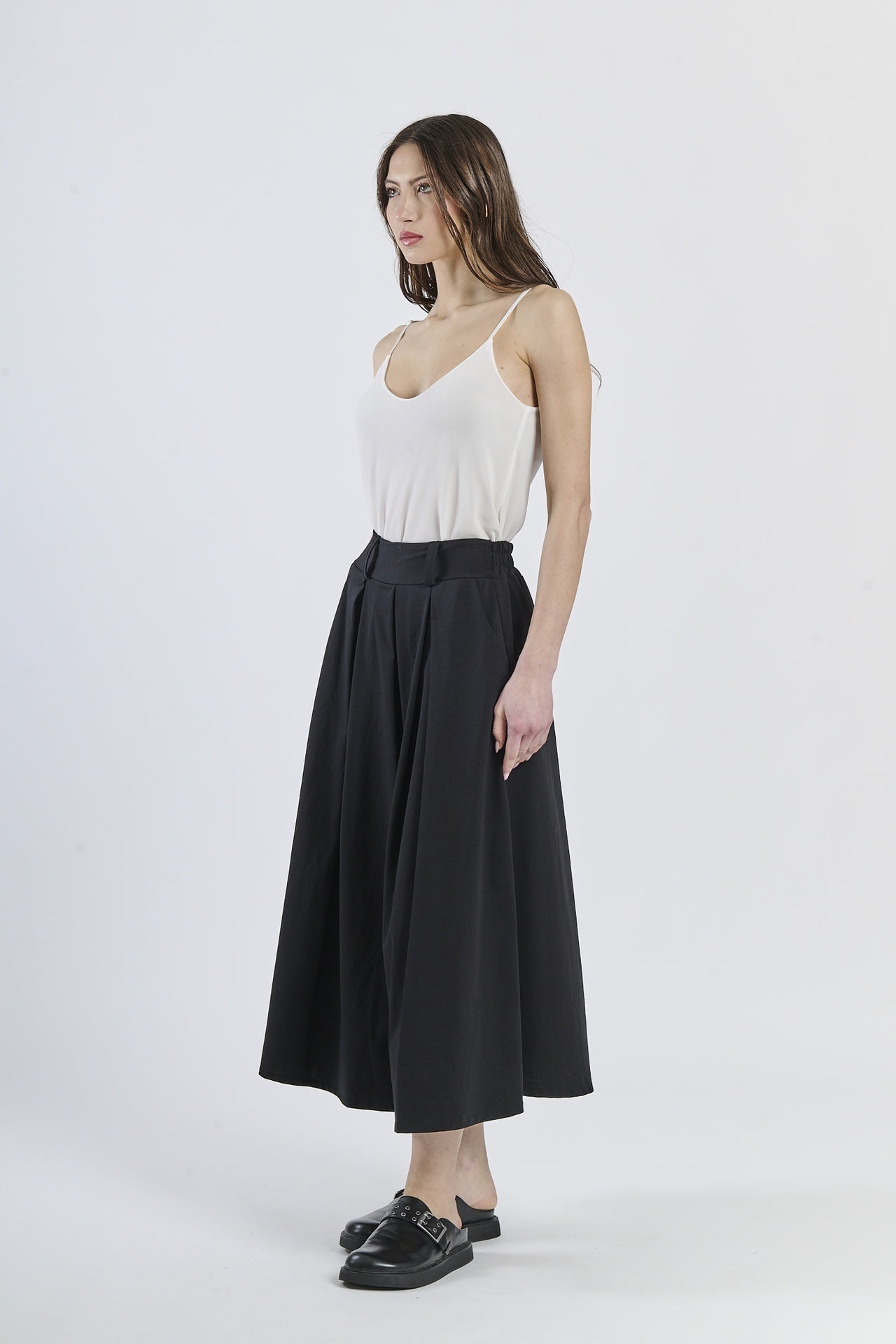 Felpa oversize nero con dettagli stilizzati, base versatile per il guardaroba