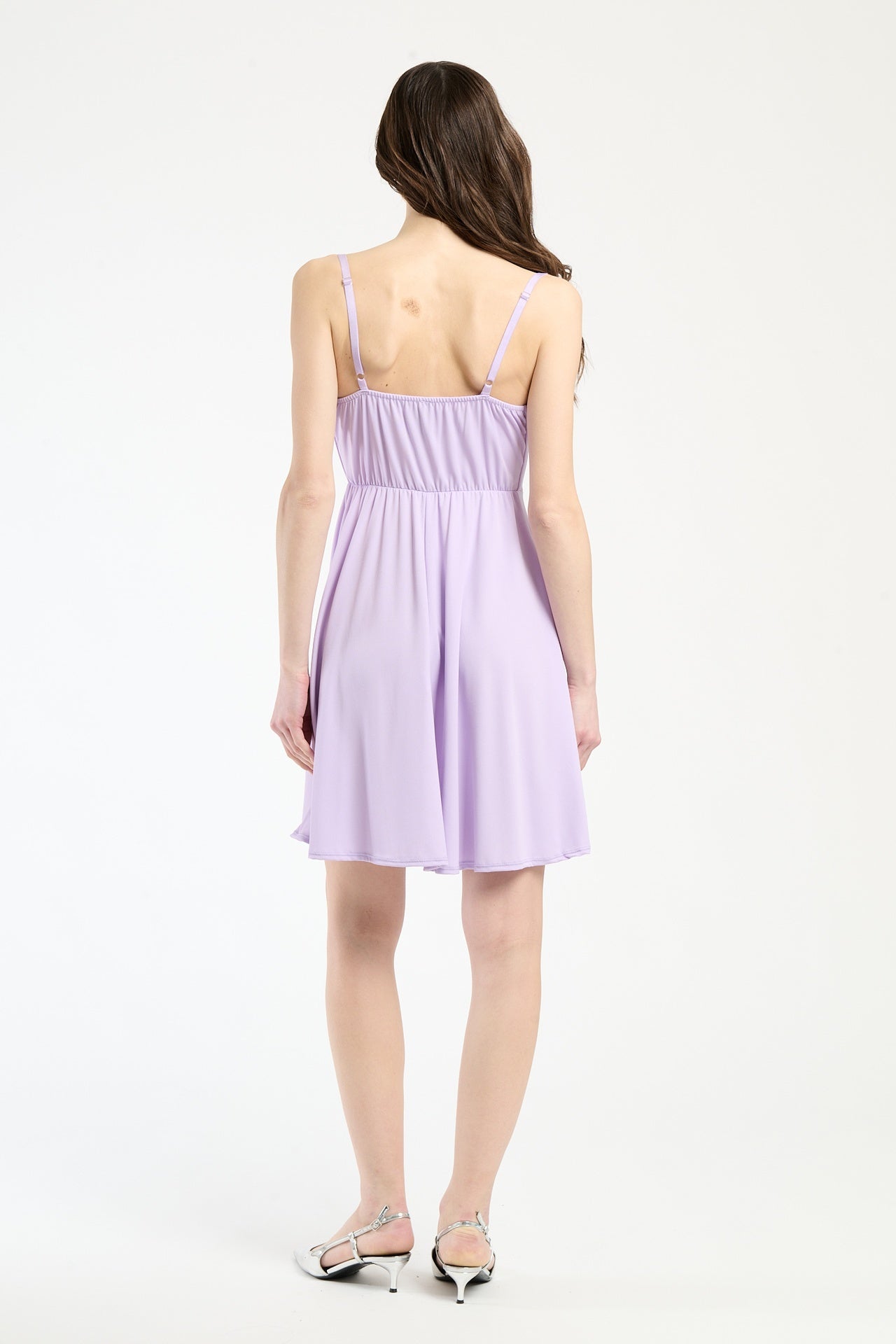 Abito estivo lilla, tessuto fluido con drappeggi leggeri e lunghezza midi