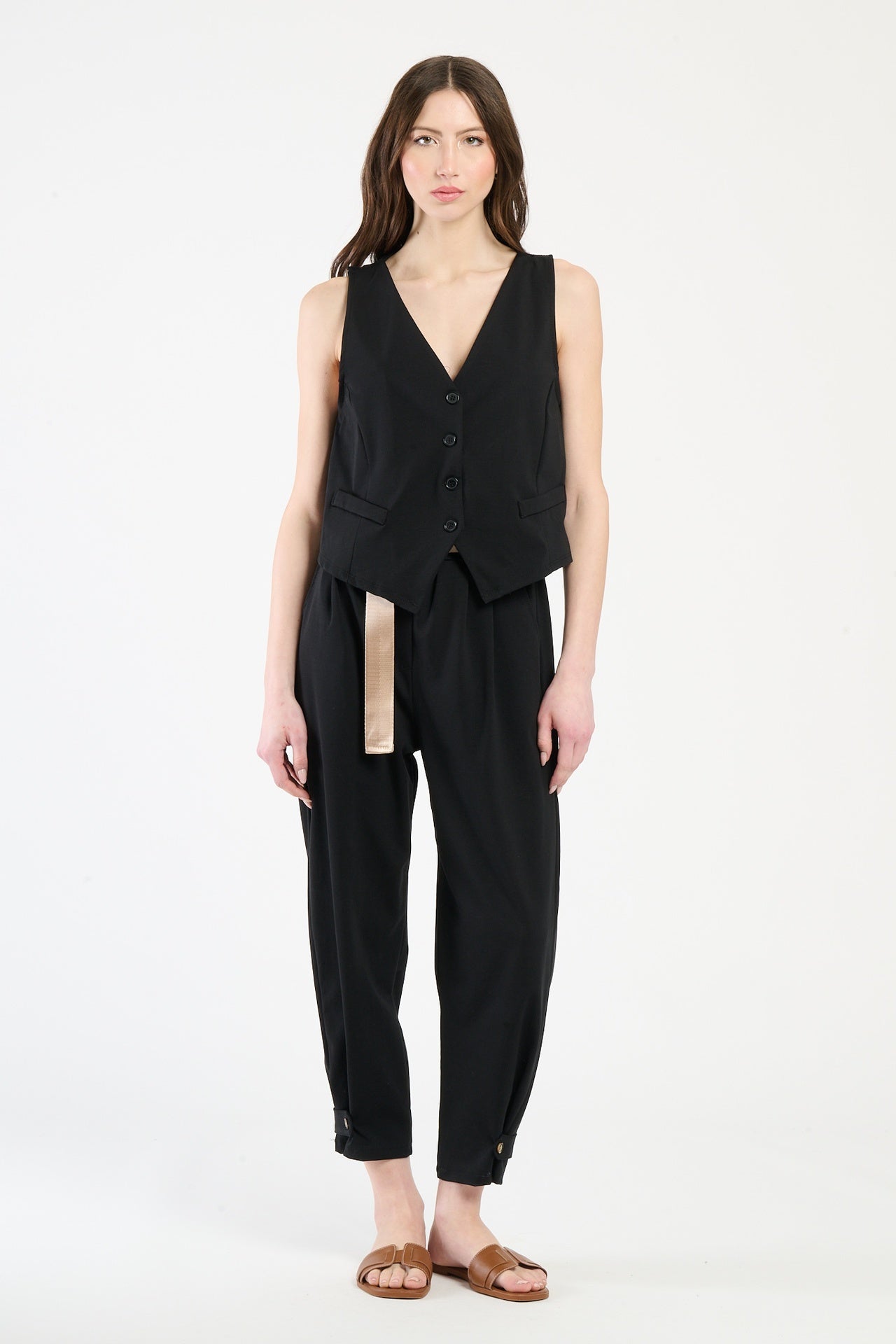 Outfit nero: gilet corto e pantaloni ampi, ideale 