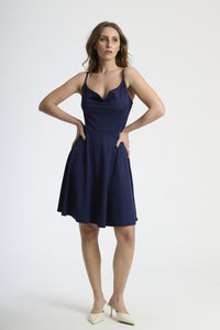 Abito estivo navy, tessuto fluido con drappeggi leggeri e lunghezza midi