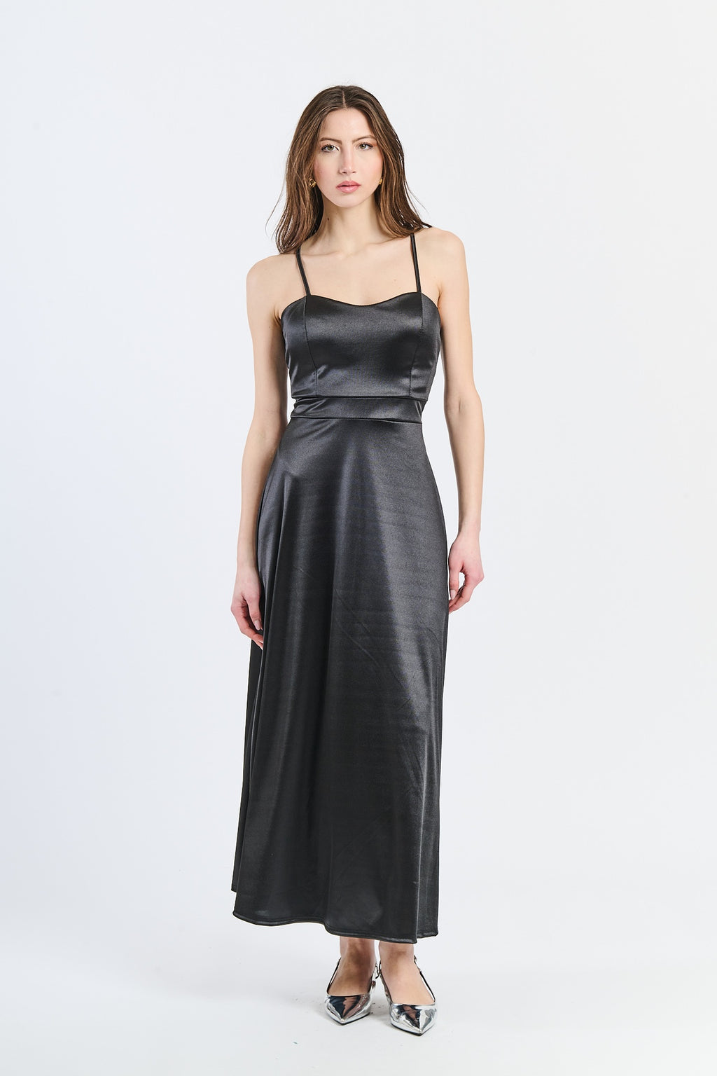 Abito da cerimonia nero in raso, con spalline sottili e scollatura a V, ideale per occasioni eleganti e glamour