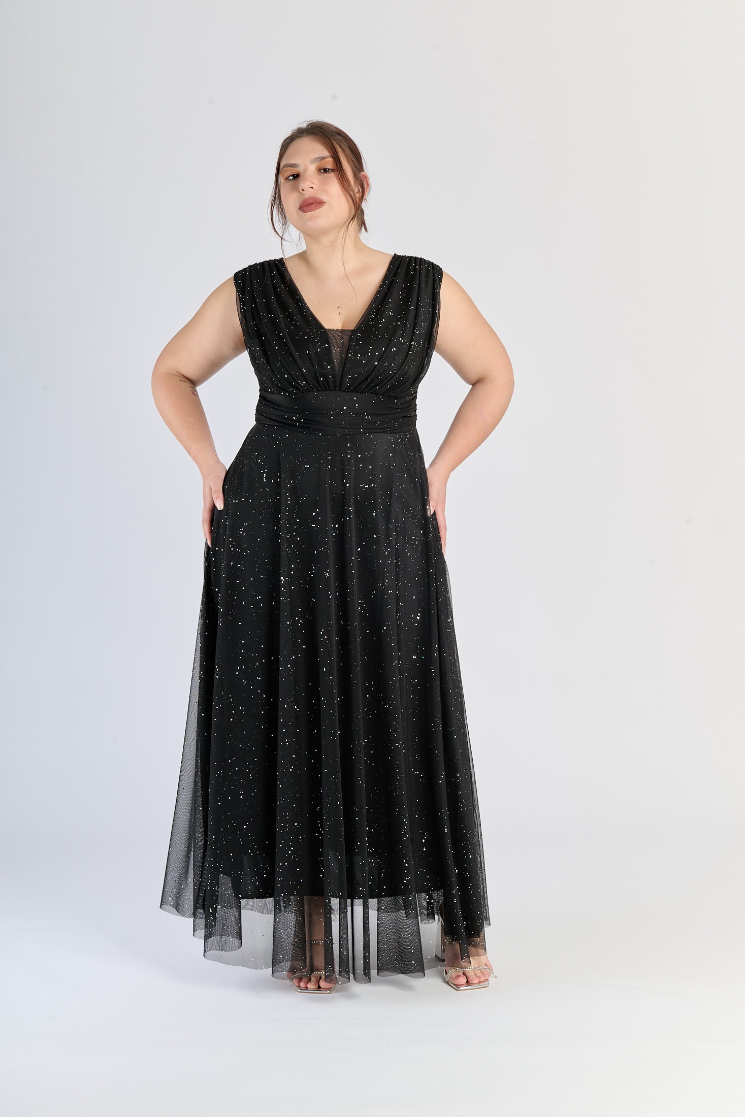 Abito nero elegante, maniche senza spalline e gonna midi, per serate sgargiante.