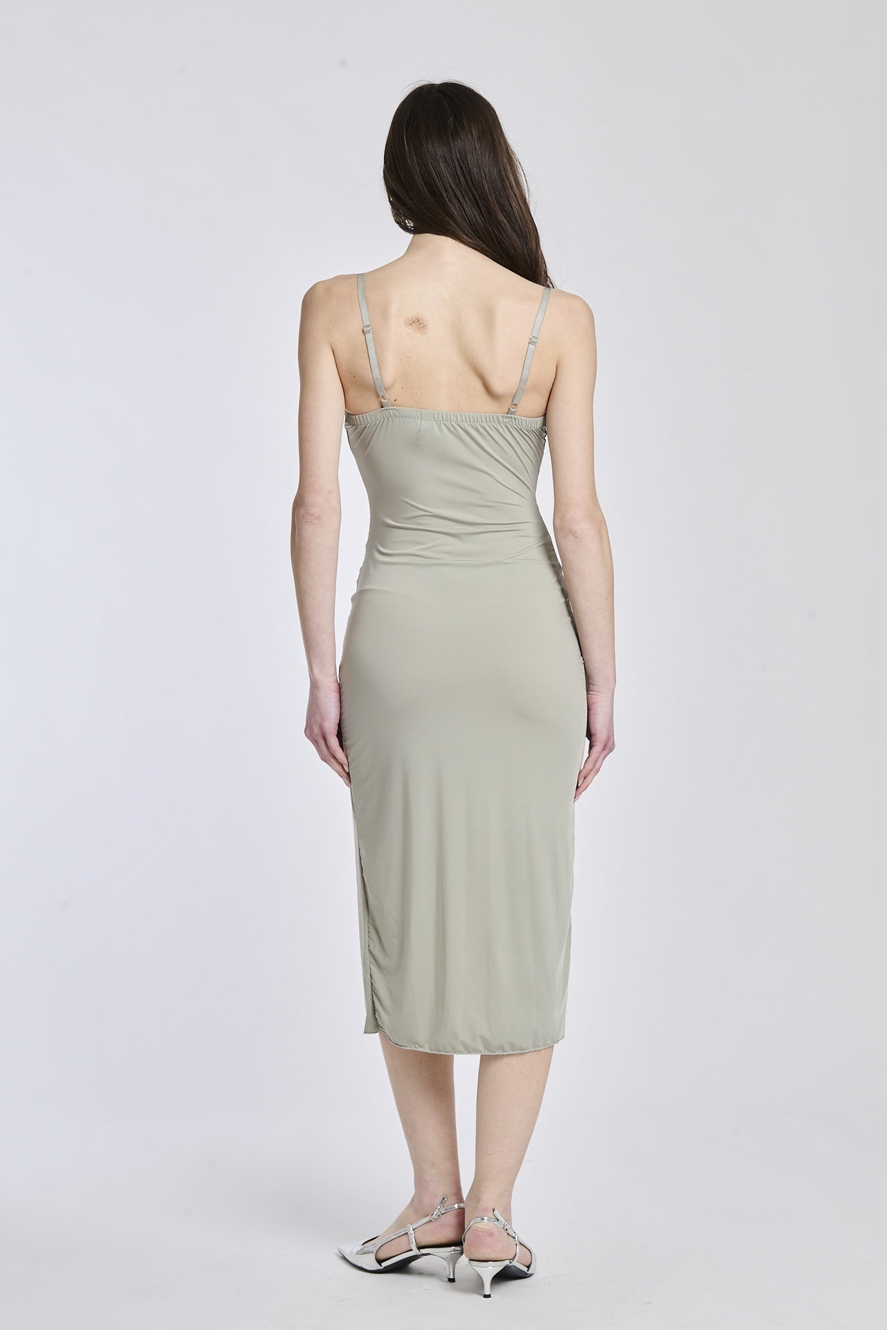 Abito salvia a spalline sottili, tessuto elastico e apertura laterale per uno stile naturale e raffinato.