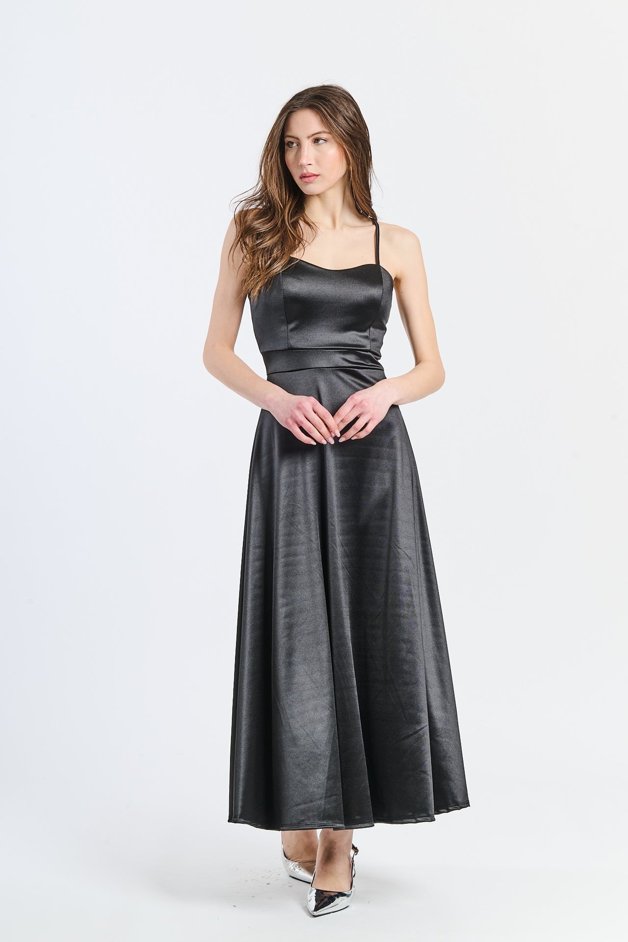 Abito lungo nero in raso elegante, spalline sottili e scollatura a V profonda, design misterioso e sofisticato