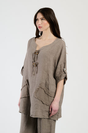 Combinazione tabacco da giorno, top opaco con tasche frontali, perfetto per un look rustico.