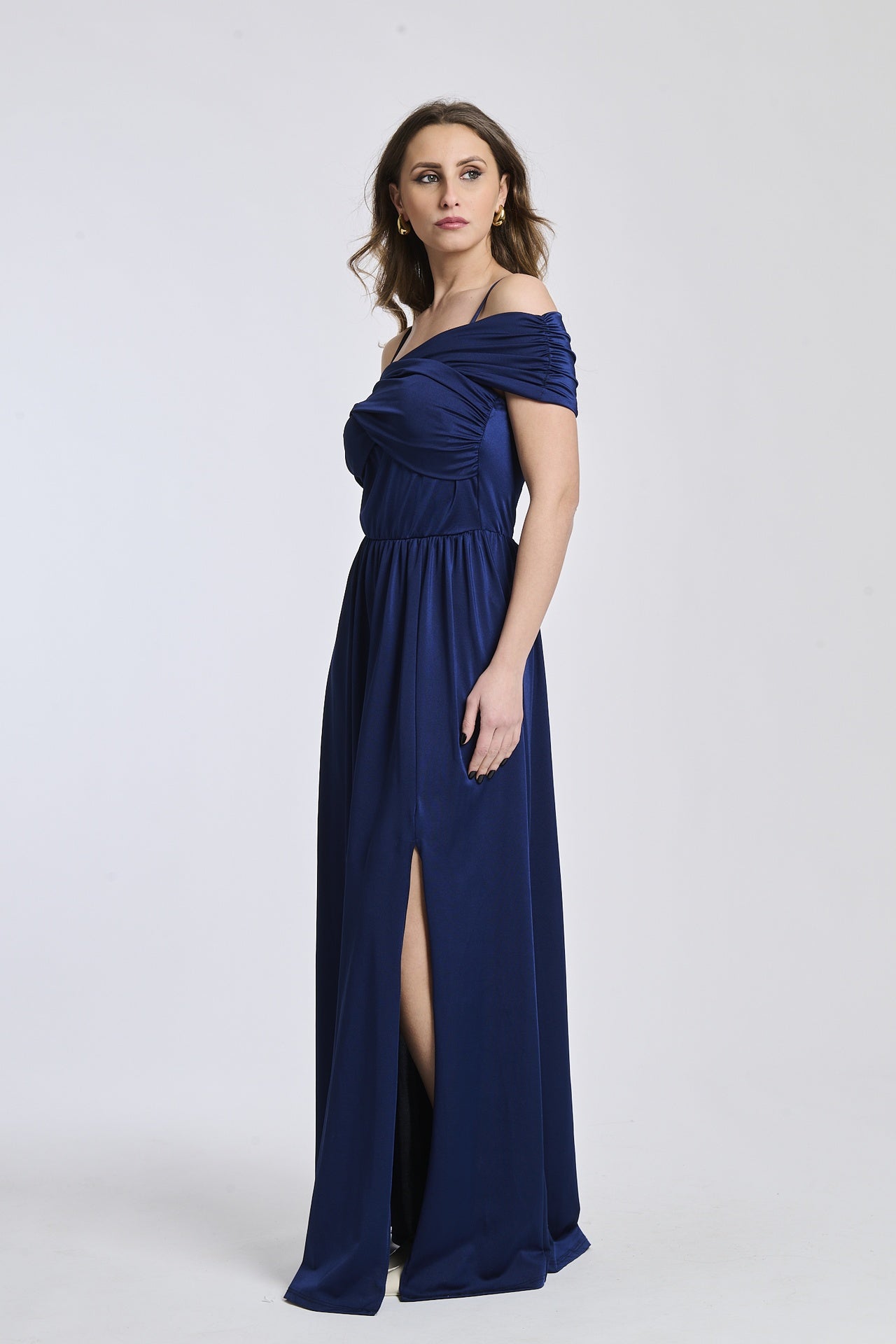 Abito navy lungo, design a spalline scollate, fascia in vita e apertura laterale, perfetto per occasioni formali.