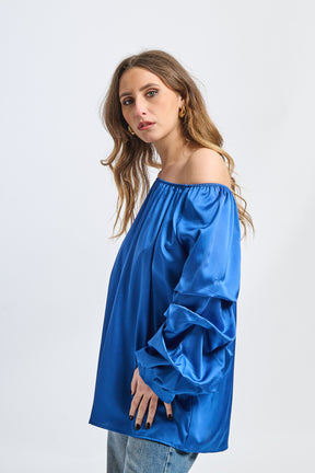 Top bluette con scollo a barca, maniche a balze, design fluido, per serate estive