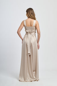 Abito elegante beige con drappaggi sul busto e gonna fluida