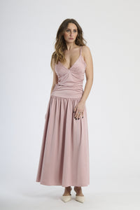 Moda donna: abito rosa antico elegante, design con scollatura a V e gonna ampia.