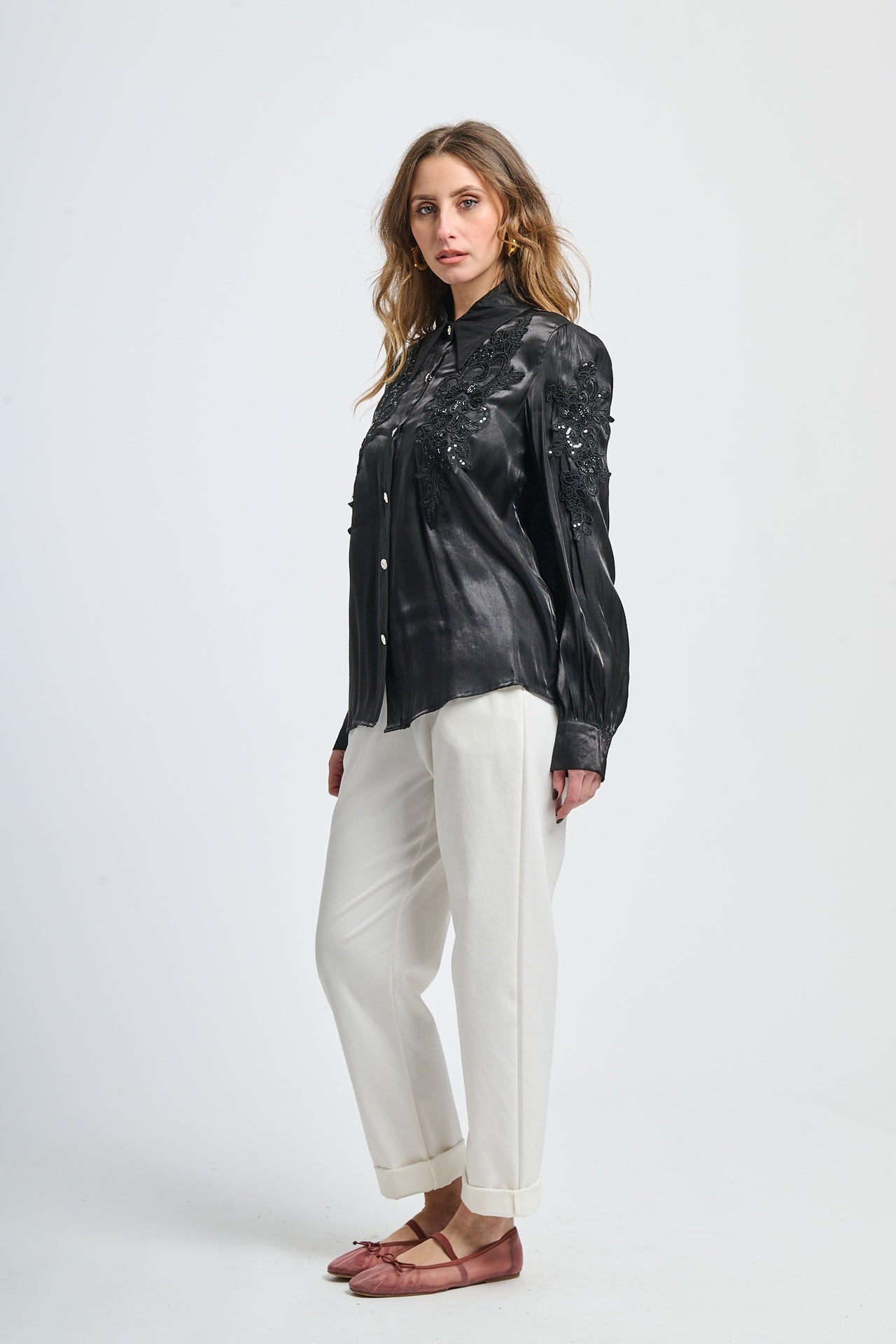 Un pullover blu scuro con un collo alto e maniche a panca.