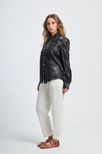 Un pullover blu scuro con un collo alto e maniche a panca.