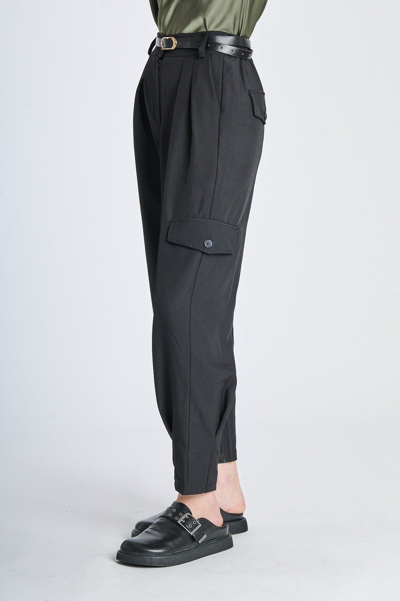 Pantaloni neri boyfriend fit, stile rilassato e trendy per ogni occasione