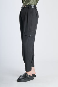 Pantaloni neri boyfriend fit, stile rilassato e trendy per ogni occasione