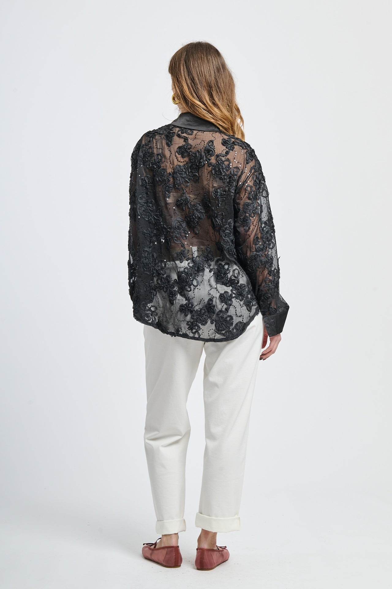 Un abito femminile dal design semplice ma sofisticato, con una tonalità calda.