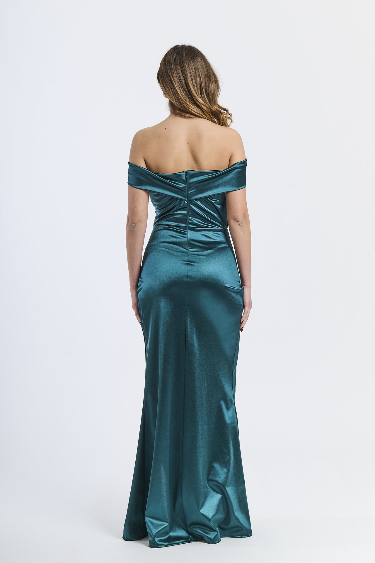 Abito formale ottanio con taglio drammatico, perfetto per serate notturne