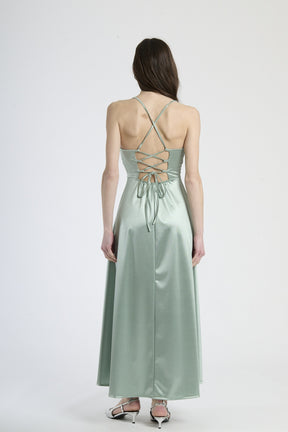 Vestito elegante salvia in raso, taglio maxi con spalline sottili, adatto per occasioni stilose.