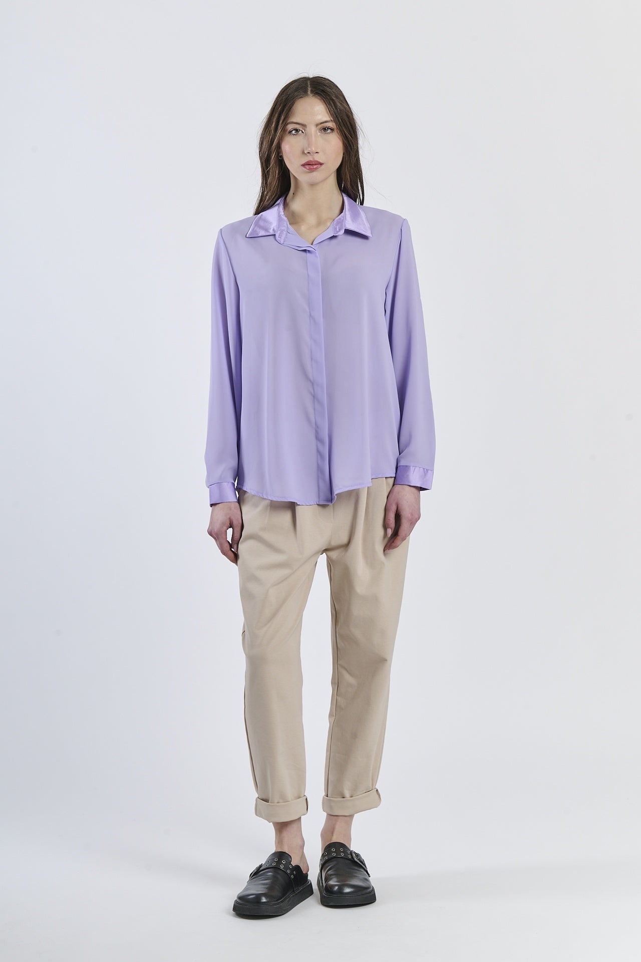 Camicia lilla lucida, idea per occasioni speciali