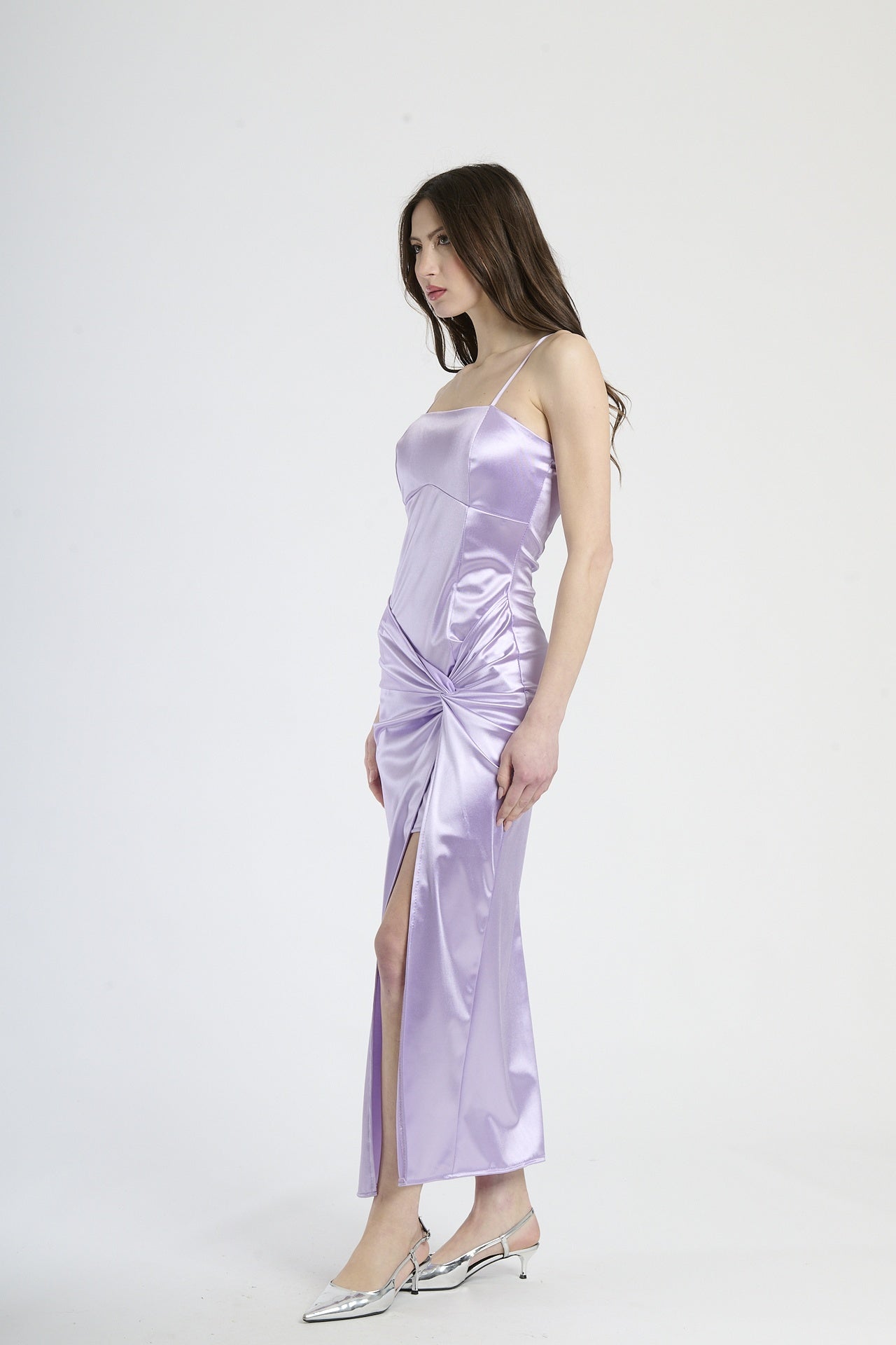 Vestito formale lilla, tessuto liscio con accento di stropicciature e apertura