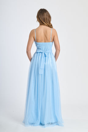 Abito elegante azzurro con falda ampia fluida, perfetto per eventi estivi