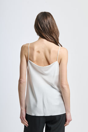 Canotta bianca minimalista per look moderno