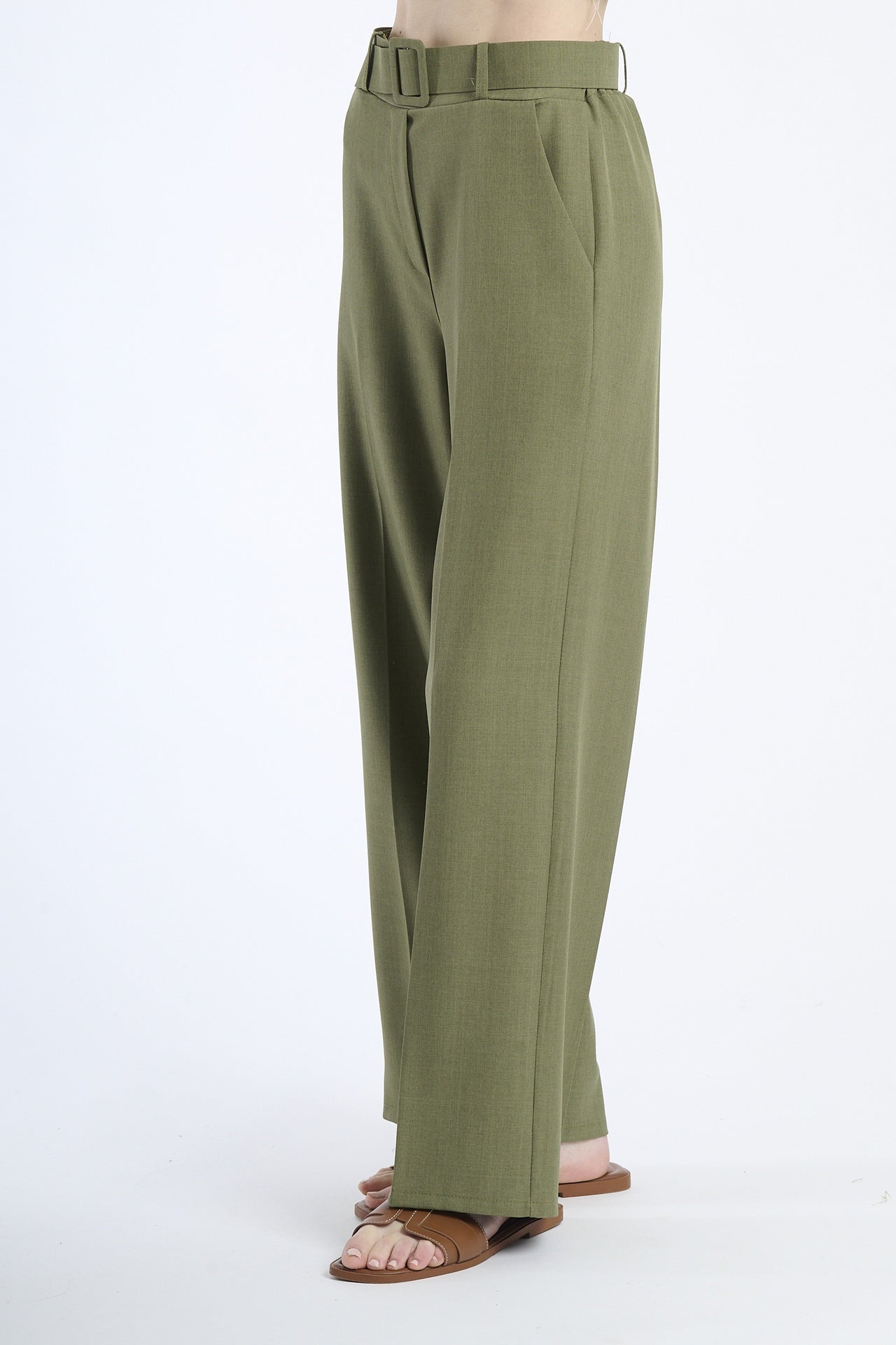 Pantaloni dritti color militare, tessuto opaco, cintura regolabile, perfetti per l’uso quotidiano.