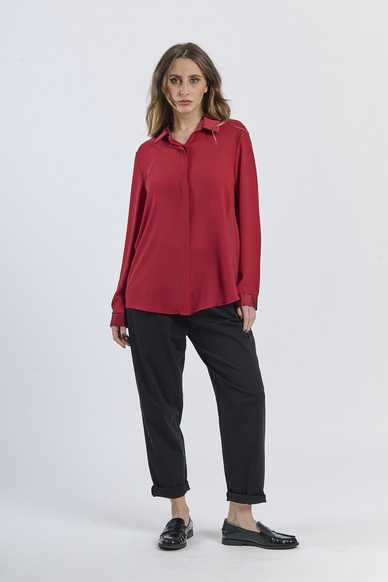 Camicia bordeaux oversize con colletto, rica e intensa