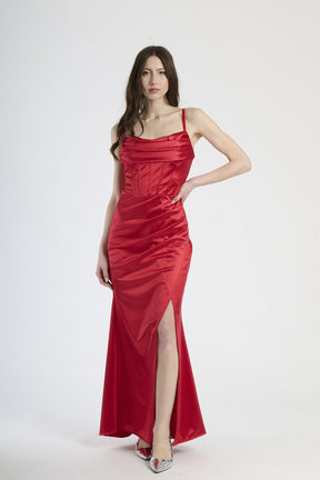 Vestito lungo in raso rosso, spalline sottili e scollatura a cuore