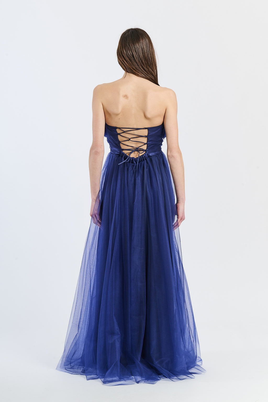 Abito da sera navy in tulle intenso, scollo a barca e gonna ampia, classico per eventi formali e all’aperto
