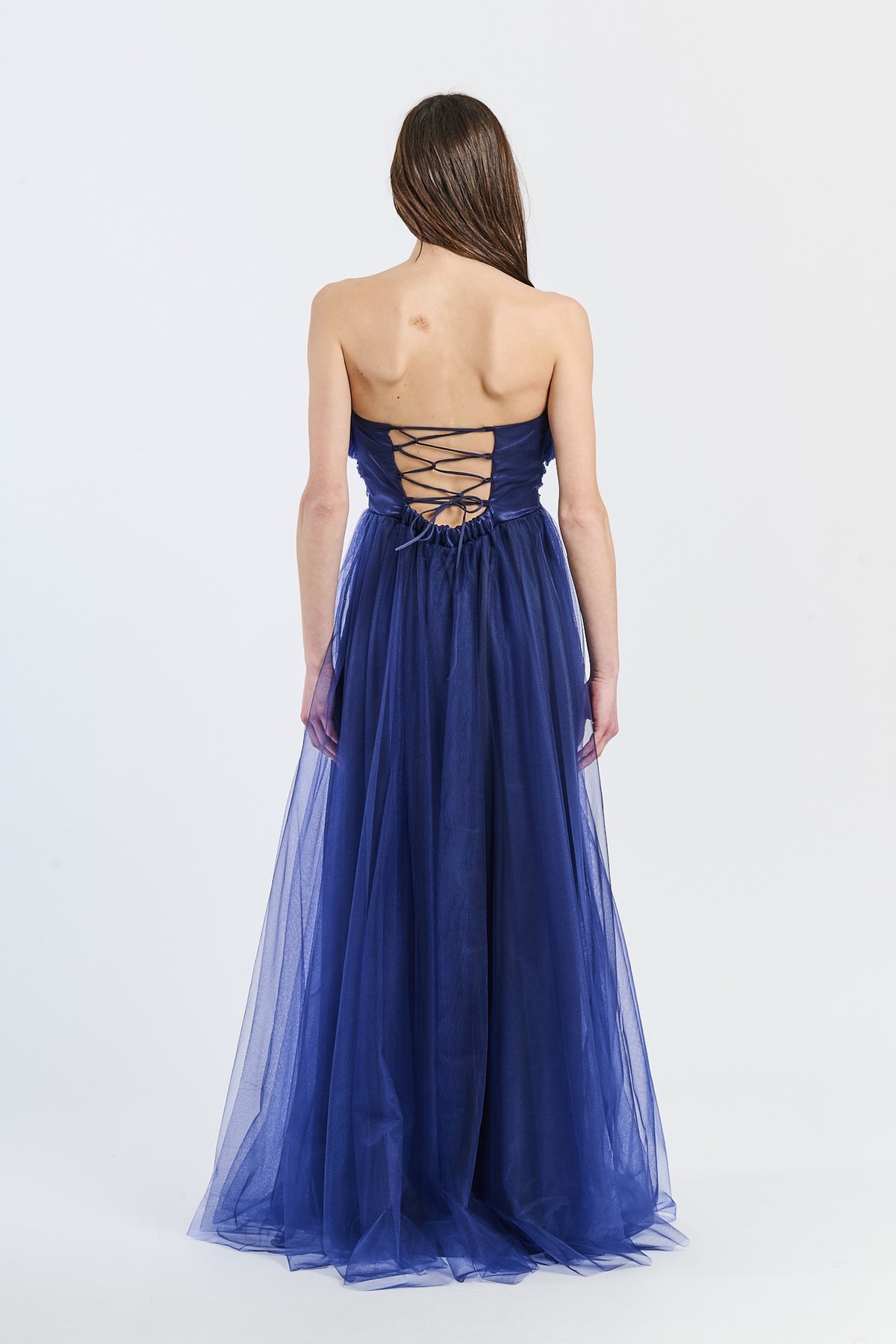 Abito da sera navy in tulle intenso, scollo a barca e gonna ampia, classico per eventi formali e all’aperto