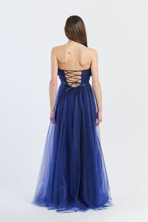 Abito da sera navy in tulle intenso, scollo a barca e gonna ampia, classico per eventi formali e all’aperto