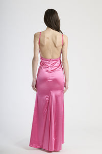 Modella indossa abito fuxia a spalline, stile audace e glamour per eventi accattivanti.