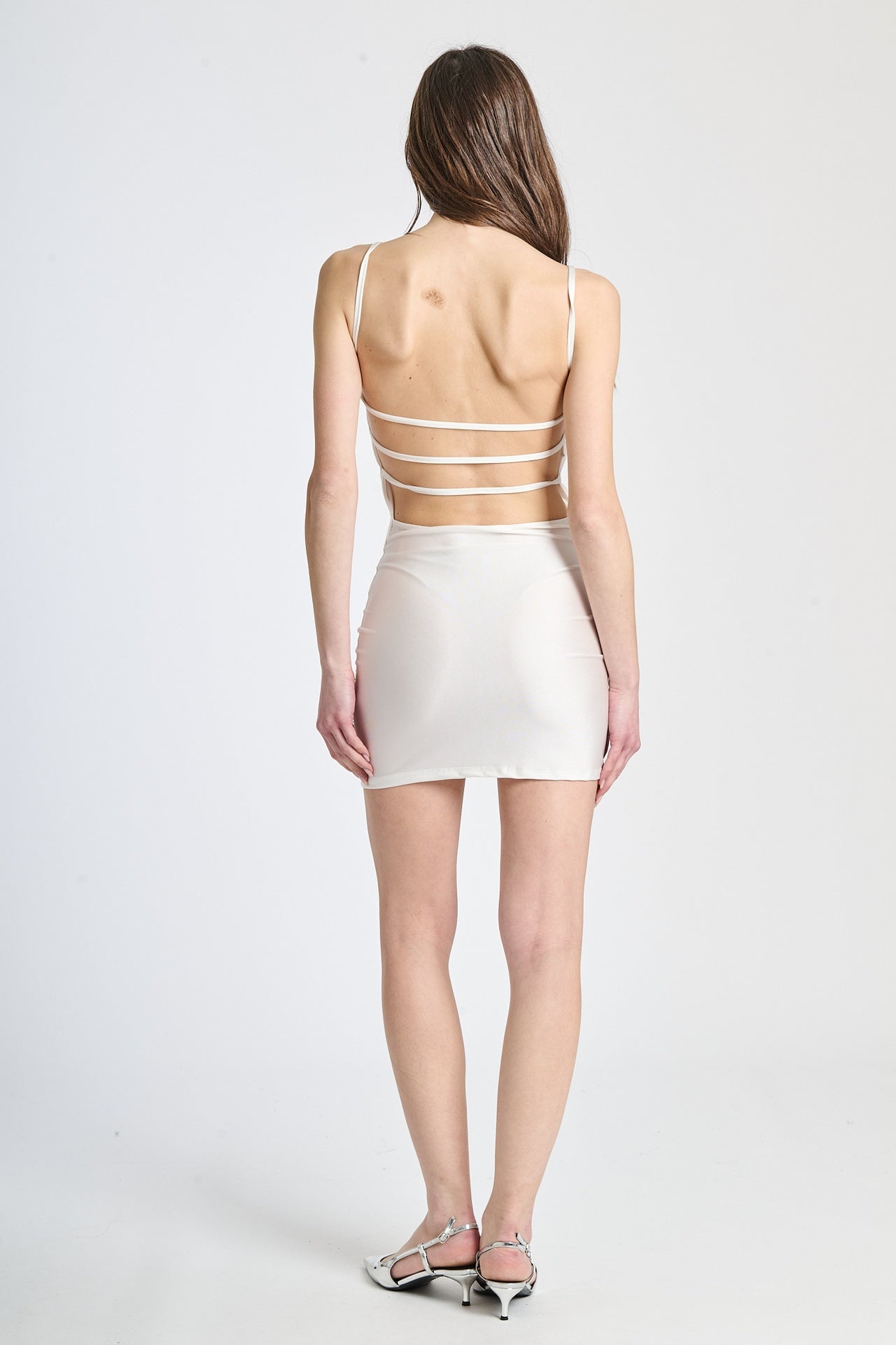 Abito bianco conspalline sottili e taglio aderente