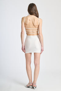 Abito bianco conspalline sottili e taglio aderente