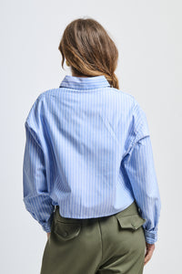 Un vestito di sera rosso con dettagli in pizzo sulla gonna.