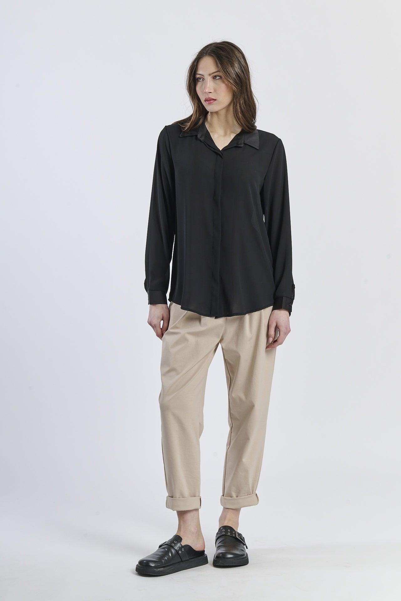 Camicia nera oversize con colletto, intensa e russa