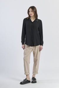 Camicia nera oversize con colletto, intensa e russa