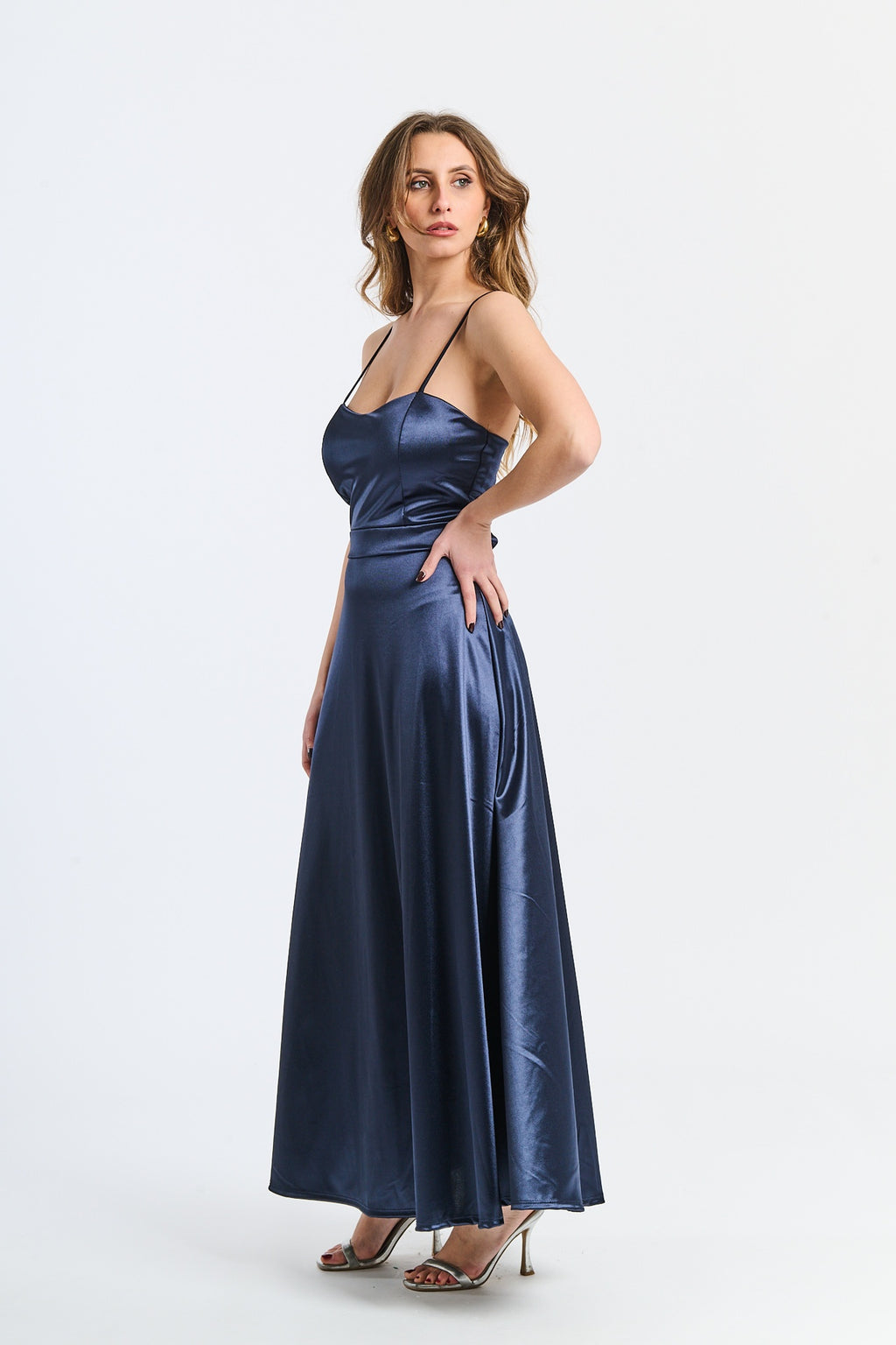 Abito formale navy con taglio fluido, spalline sottili e finitura raffinata, adatto per serate notturne e iconiche