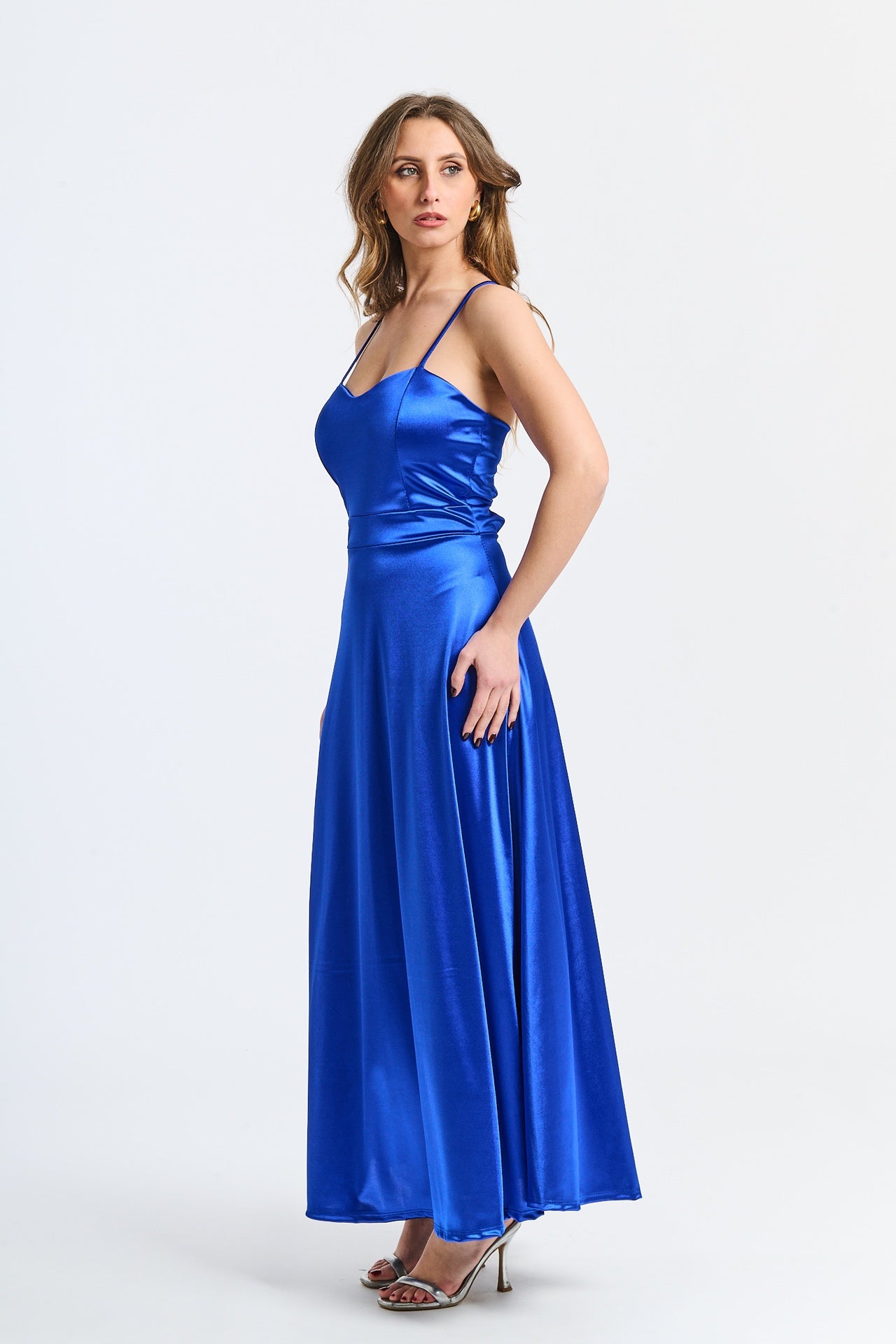 Abito formale bluette con taglio fluido, spalline sottili e finitura raffinata, adatto per serate notturne e classiche