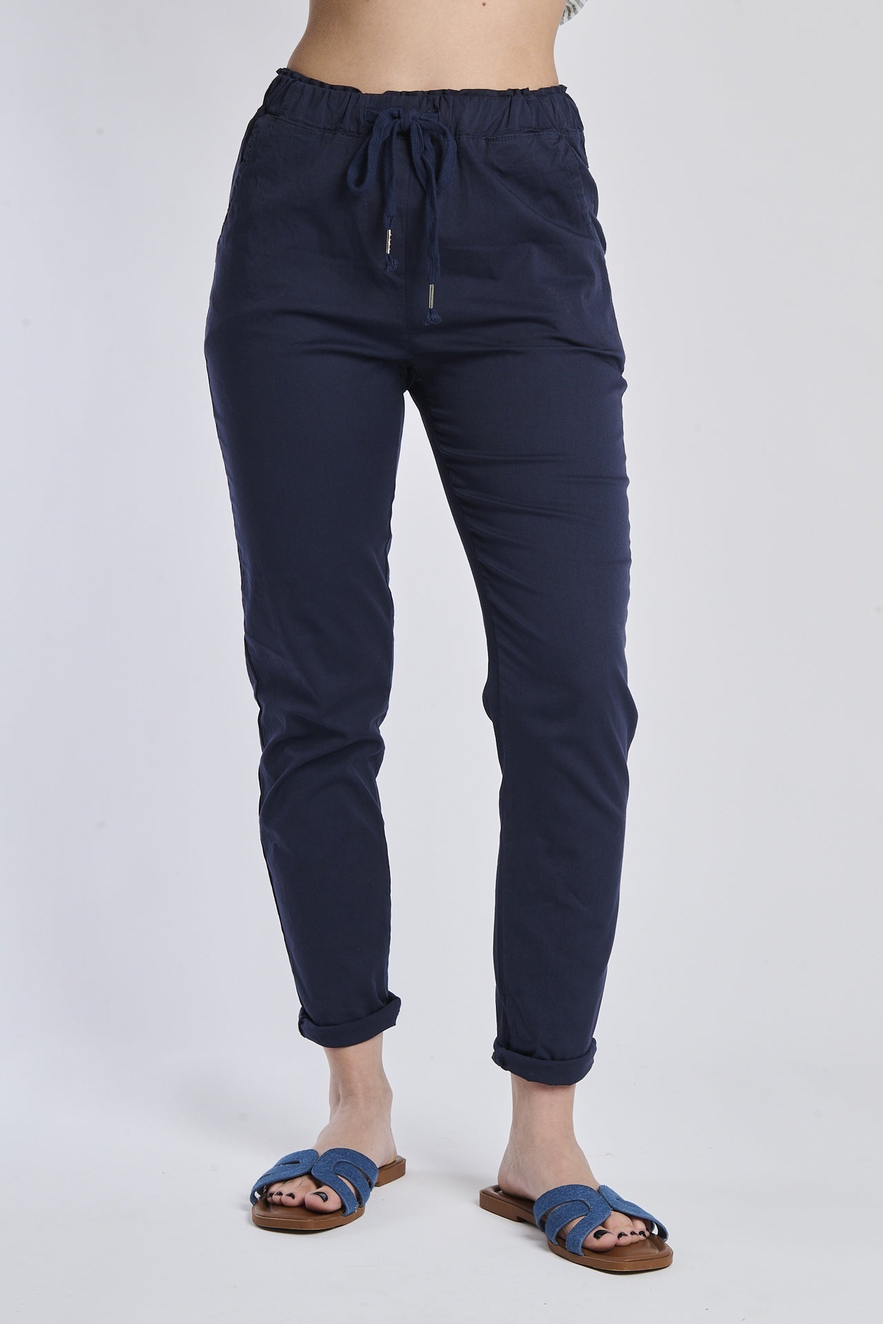 Pantaloni jogger navy con coulisse, stile elegante, abbinati a sneaker bianche