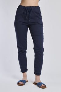 Pantaloni jogger navy con coulisse, stile elegante, abbinati a sneaker bianche