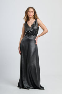 Abito lungo nero in raso elegante, scollo a V e fascia decorativa in vita