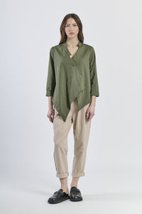 Ensemble: camicia verde oliva con maniche a 3/4, pantaloni beige e scarpe classiche